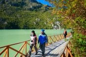 Turistas caminando por las pasarelas de Caleta Tortel Guía de , 