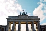 La Puerta de Brandenburgo es la una antigua entrada a Berlín y uno de los principales símbolos tanto de la ciudad como de Alemania..  Berlin - ALEMANIA