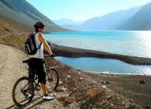 LOS ANDES EN MOUNTAIN BIKE. EMBALSE DEL YESO. , CHILE