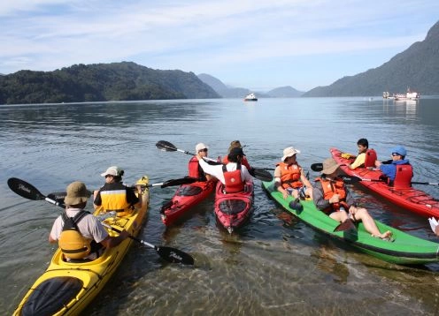 KAYAK EN FIORDO DE LA PATAGONIA. Puerto Varas, CHILE