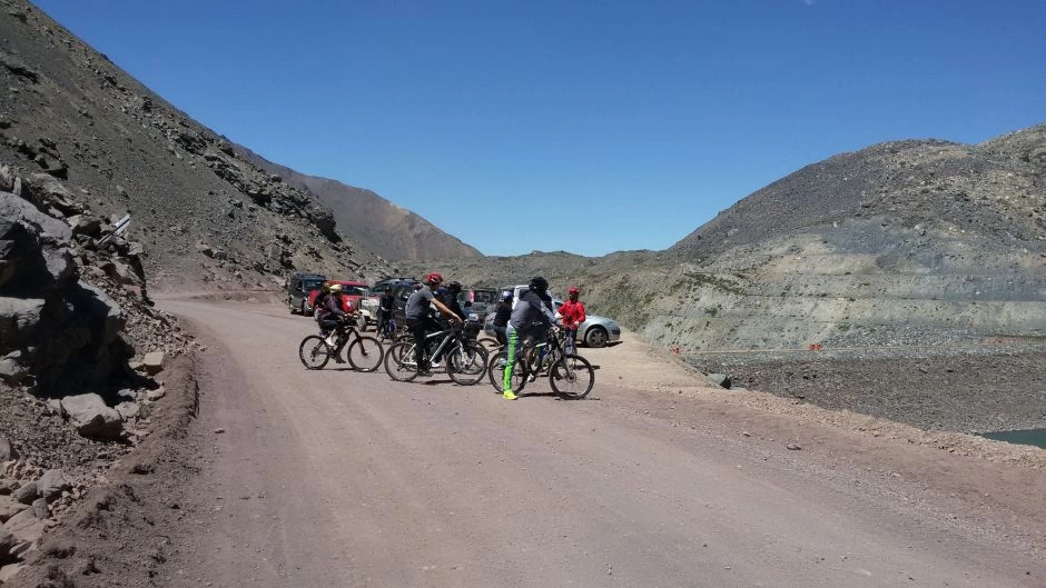 LOS ANDES EN MOUNTAIN BIKE. EMBALSE DEL YESO, Santiago, CHILE